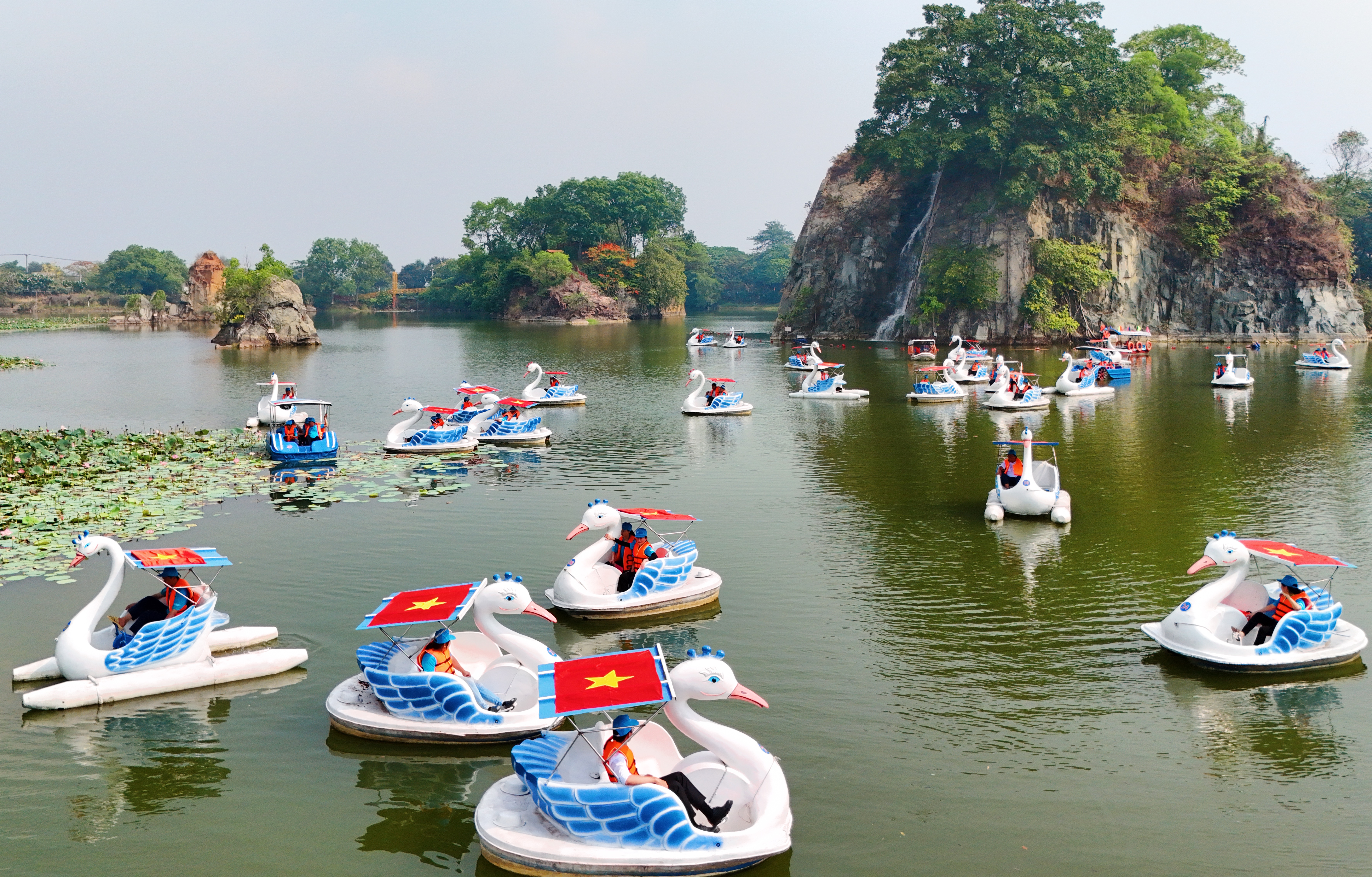 Hòa bình đẹp lắm - Rực rỡ sắc cờ Tổ quốc trên mặt Hồ Long Ẩn tại KDL Bửu Long