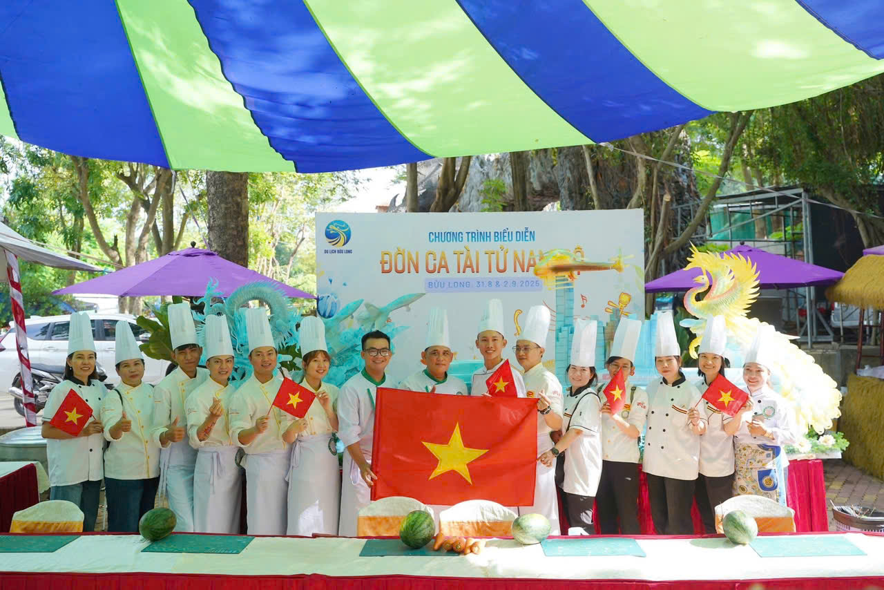 Ngày hội Ẩm thực Dân gian Bửu Long 31.8: Các đầu bếp đến từ Hội Đầu Bếp Đồng Nai đã trình diễn cắt tỉa mô hình khổng lồ "Rạng rỡ Việt Nam"