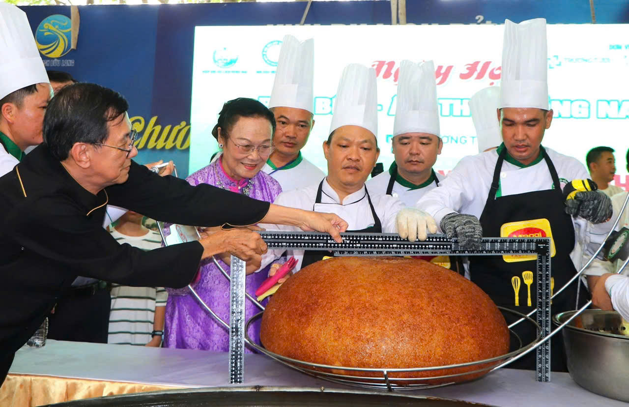 NGÀY HỘI ẨM THỰC ĐỒNG NAI 2025 - XÁC LẬP KỶ LỤC XÔI CHIÊN PHỒNG HẠT ĐIỀU LỚN NHẤT VIỆT NAM
