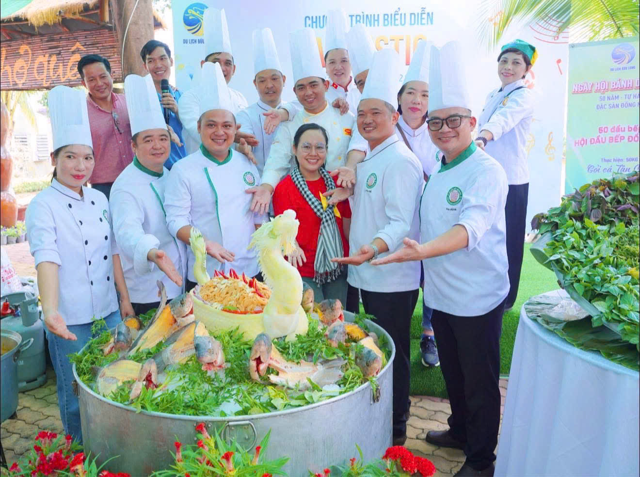 Ngày 1.5: 50 đầu bếp thực hiện Gỏi cá Tân Mai nặng 50kg và phát miễn phí cho du khách thưởng thức.